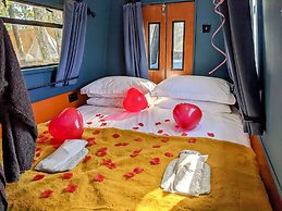Narrowboat With Hot Tub, Spa, Cruising And More