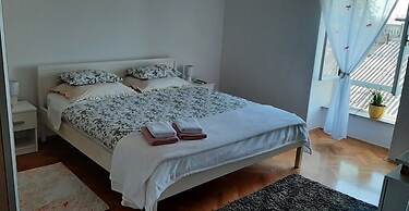 Modern Luxury 2-bedroom apt With Balcony & Patio