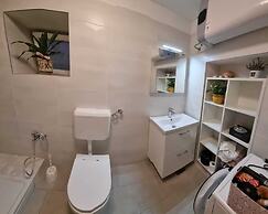 Modern Luxury 2-bedroom apt With Balcony & Patio