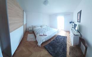 Modern Luxury 2-bedroom apt With Balcony & Patio