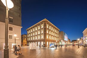 Modern Luxury 2-bedroom apt With Balcony & Patio