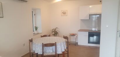 Modern Luxury 2-bedroom apt With Balcony & Patio