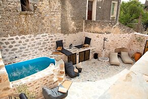 Dandy Villas Tower-Built in 17th century