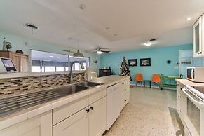 Amazing Pet Friendly 3 Bed House - Heated Pool 3 Bedroom Home by RedAw