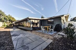 Amazing Pet Friendly 3 Bed House - Heated Pool 3 Bedroom Home by RedAw