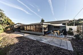 Amazing Pet Friendly 3 Bed House - Heated Pool 3 Bedroom Home by RedAw