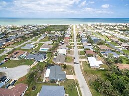 Amazing Pet Friendly 3 Bed House - Heated Pool 3 Bedroom Home by RedAw