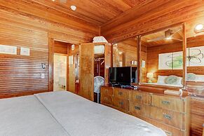 Dog Friendly Beachfront Condo, Direct Access to Beach by RedAwning