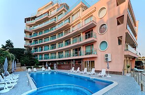 Marty's Beachfront Apartments
