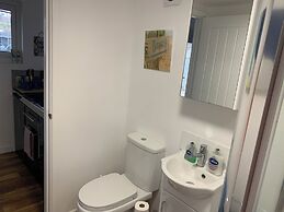 Lodge , air con , Free Parking , Mini bar