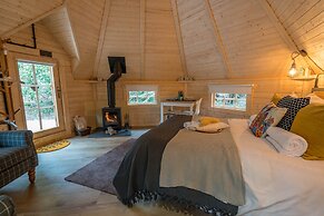 Cozy Carluke Lodge Retreat