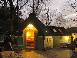 Cozy Carluke Lodge Retreat
