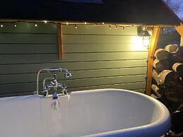 Cozy Carluke Lodge Retreat