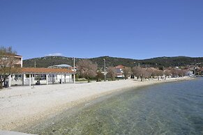 Lovely 2-bed Apartment in Vinisce, Close to Beach