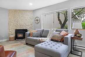 Cute Delightfully Remodeled Spacious Condo 2 Bedroom Condo by Redawnin