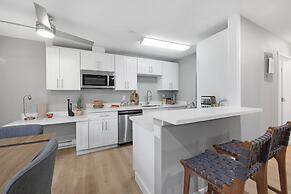 Cute Delightfully Remodeled Spacious Condo 2 Bedroom Condo by Redawnin