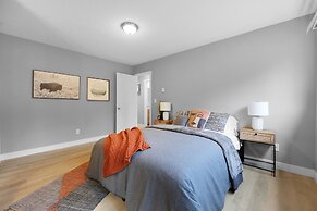 Cute Delightfully Remodeled Spacious Condo 2 Bedroom Condo by Redawnin