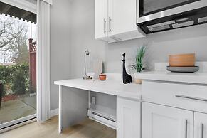 Cute Delightfully Remodeled Spacious Condo 2 Bedroom Condo by Redawnin