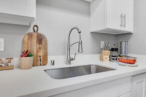 Cute Delightfully Remodeled Spacious Condo 2 Bedroom Condo by Redawnin