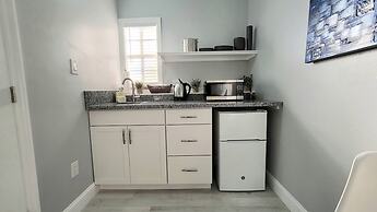 Barefoot Mailman Inn & Suites