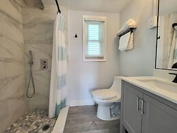 Barefoot Mailman Inn & Suites