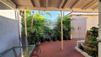 Barefoot Mailman Inn & Suites