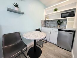 Barefoot Mailman Inn & Suites