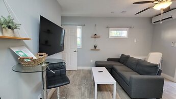 Barefoot Mailman Inn & Suites