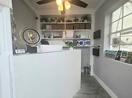 Barefoot Mailman Inn & Suites