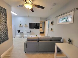 Barefoot Mailman Inn & Suites