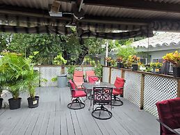 Barefoot Mailman Inn & Suites