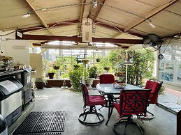 Barefoot Mailman Inn & Suites