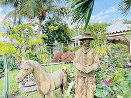 Barefoot Mailman Inn & Suites