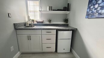 Barefoot Mailman Inn & Suites