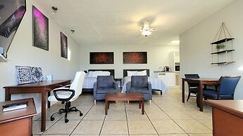 Barefoot Mailman Inn & Suites