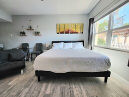 Barefoot Mailman Inn & Suites