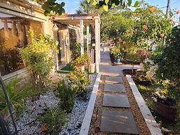 Barefoot Mailman Inn & Suites