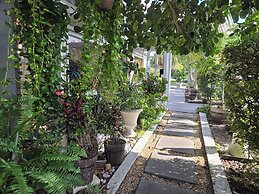 Barefoot Mailman Inn & Suites