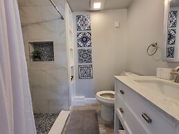 Barefoot Mailman Inn & Suites