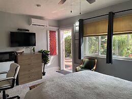 Barefoot Mailman Inn & Suites