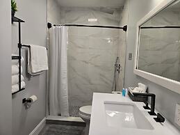 Barefoot Mailman Inn & Suites