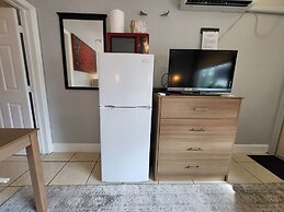 Barefoot Mailman Inn & Suites