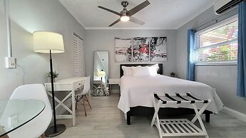 Barefoot Mailman Inn & Suites