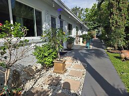 Barefoot Mailman Inn & Suites