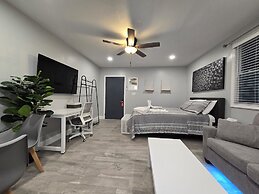 Barefoot Mailman Inn & Suites