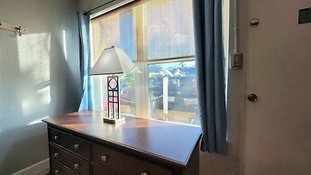 Barefoot Mailman Inn & Suites