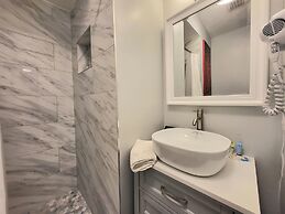 Barefoot Mailman Inn & Suites