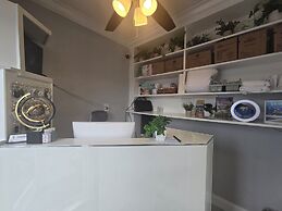 Barefoot Mailman Inn & Suites