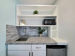 Barefoot Mailman Inn & Suites