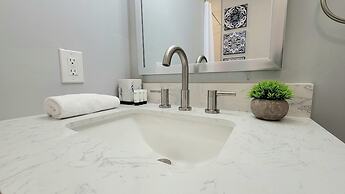 Barefoot Mailman Inn & Suites